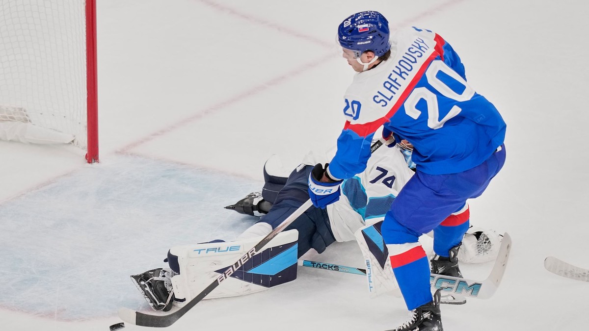 Juraj Slafkovský strieľa gól v zápase Slovensko - Fínsko na ZOH 2026. 