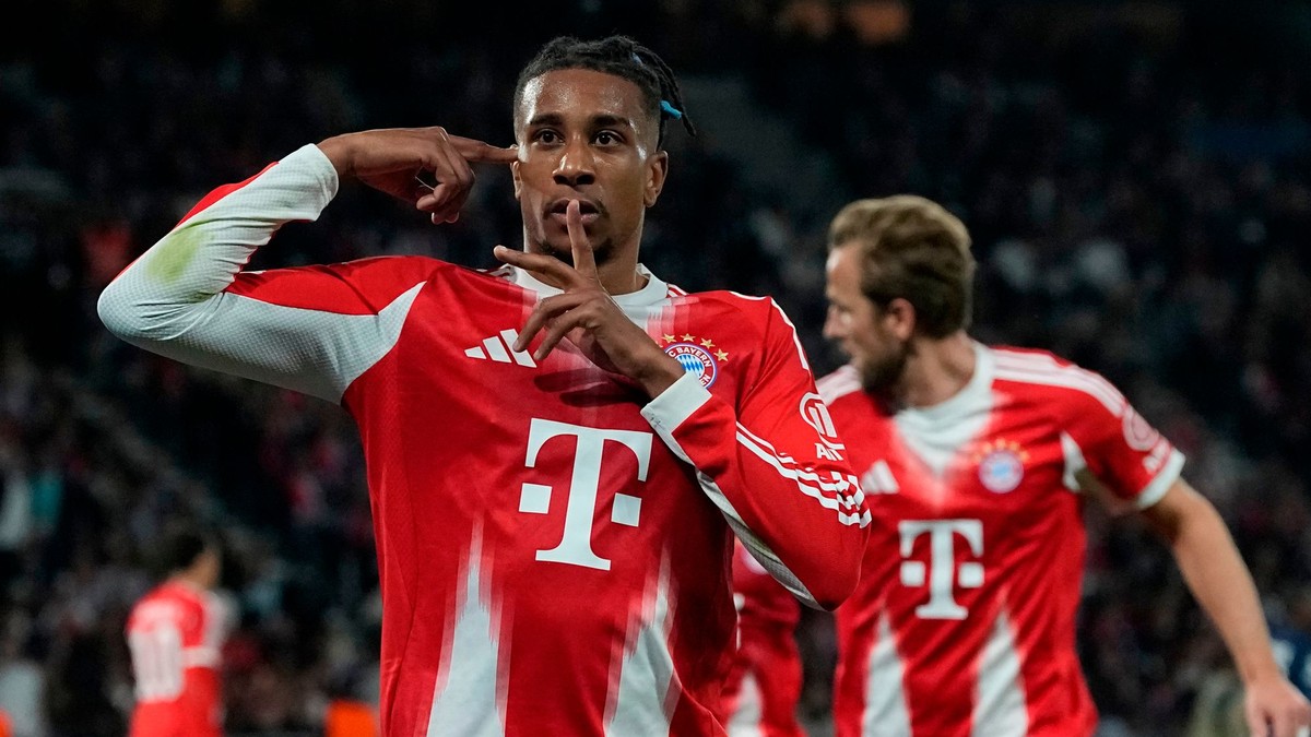 Hráč Bayernu Michael Olise (vľavo) oslavuje gól