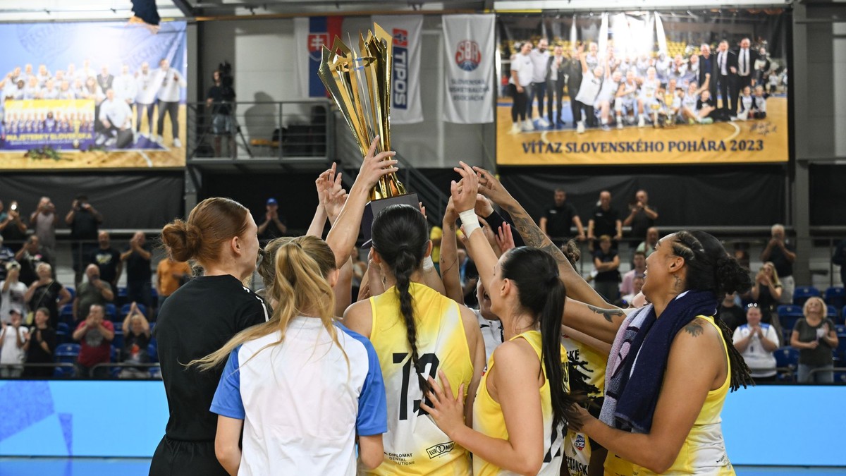 Tím Piešťan s víťazným pohárom po zápase basketbalového Superpohára
