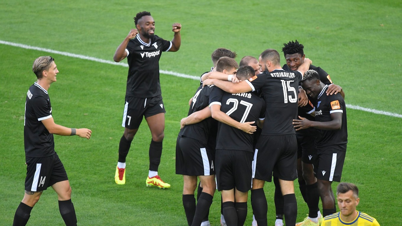 Futbalisti AS Trenčín sa tešia po strelenom góle v zápase proti FC Košice.