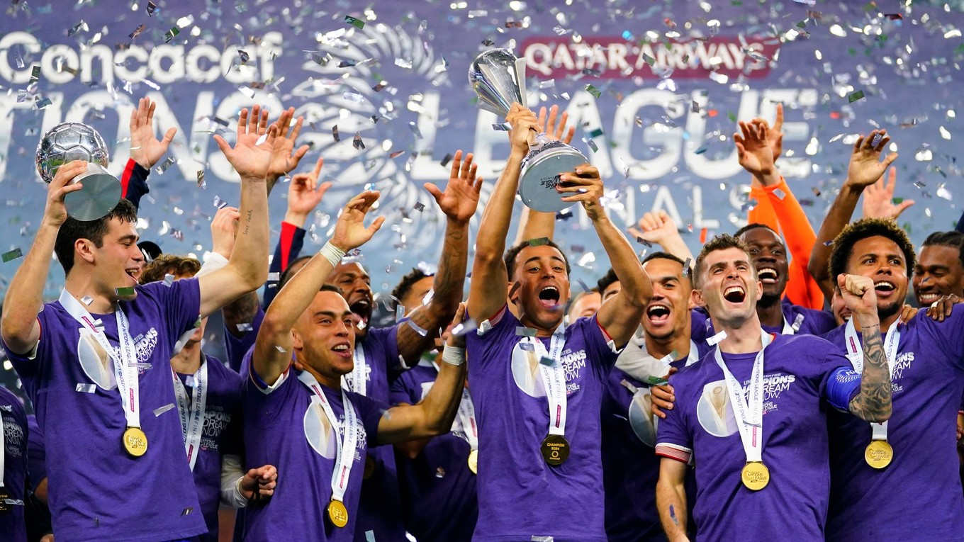 Futbalisti USA oslavujú triumf.