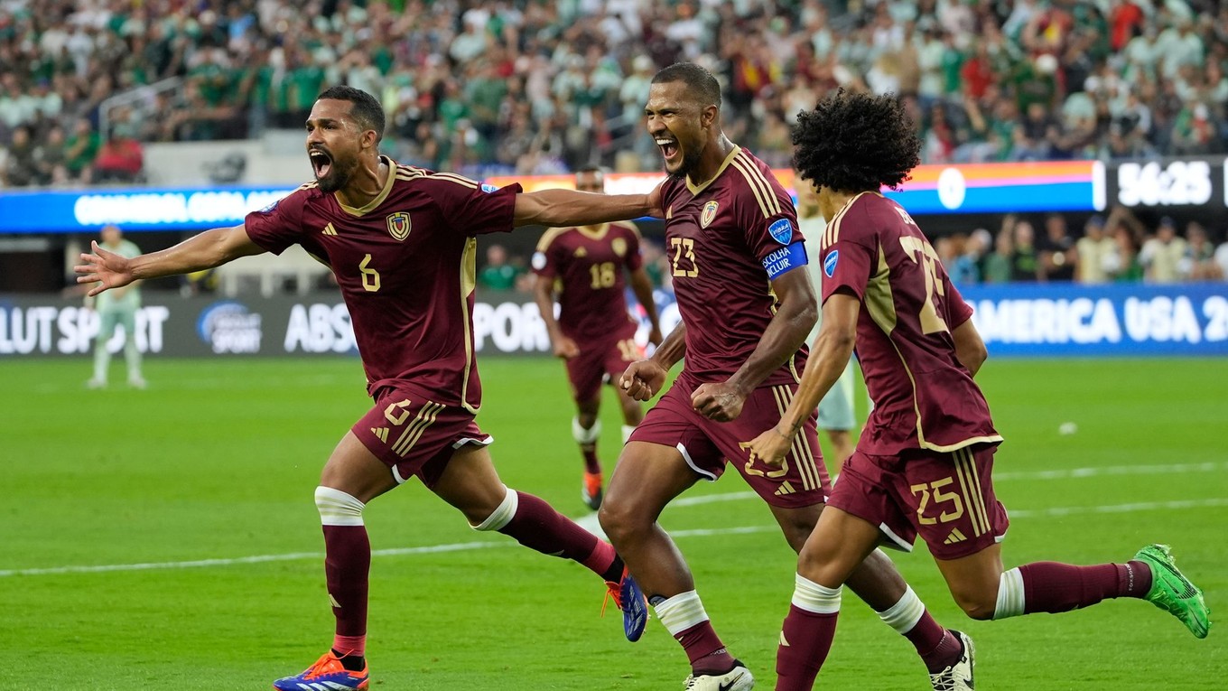 Salomon Rondon (v strede) sa so spoluhráčmi teší po strelenom góle v zápase Venezuela - Mexiko na Copa América 2024.