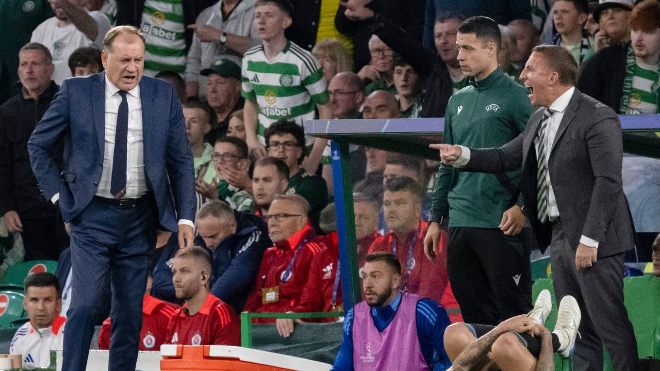 Tréneri Vladimír Weiss st., Brendan Rodgers a na trávniku leží Vladimír Weiss ml. v zápase Celtic Glasgow - ŠK Slovan Bratislava v 1. kole ligovej fázy Ligy majstrov.