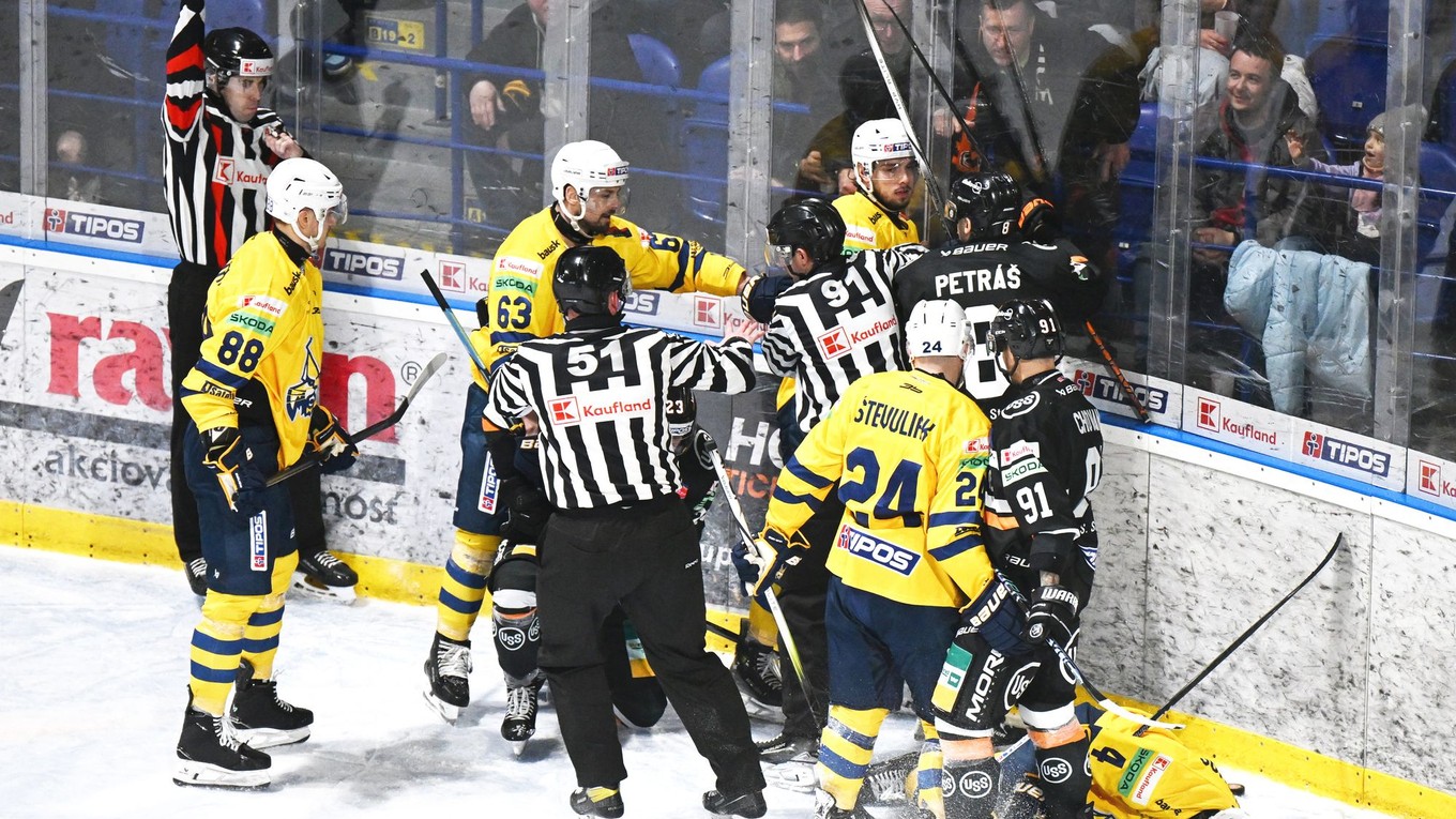 Na snímke šarvátka počas zápasu HC Košice - HK Spišská Nová Ves