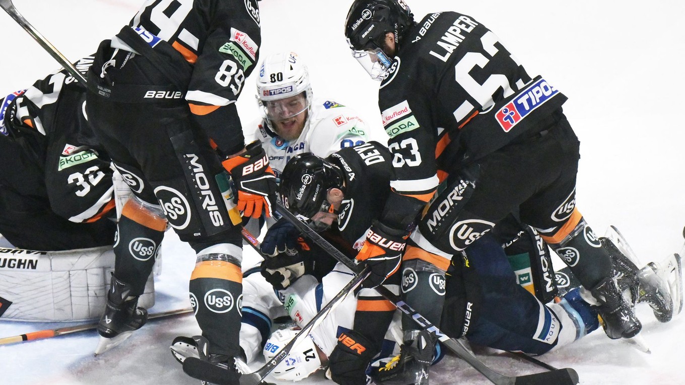 Šarvátka v zápase HC Košice - HK Nitra v 7. finále play-off Tipos extraligy.