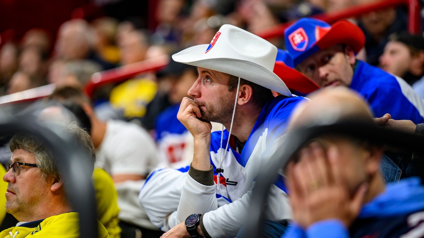 Smutný slovenský fanúšik počas zápasu proti Kanade na MS v hokeji 2025. 
