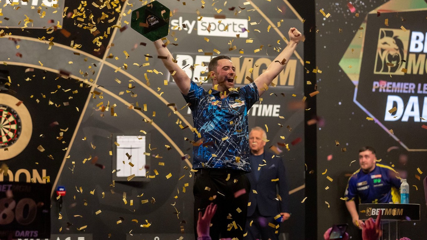 Luke Humphries oslavuje víťazstvo v Premier League of Darts.