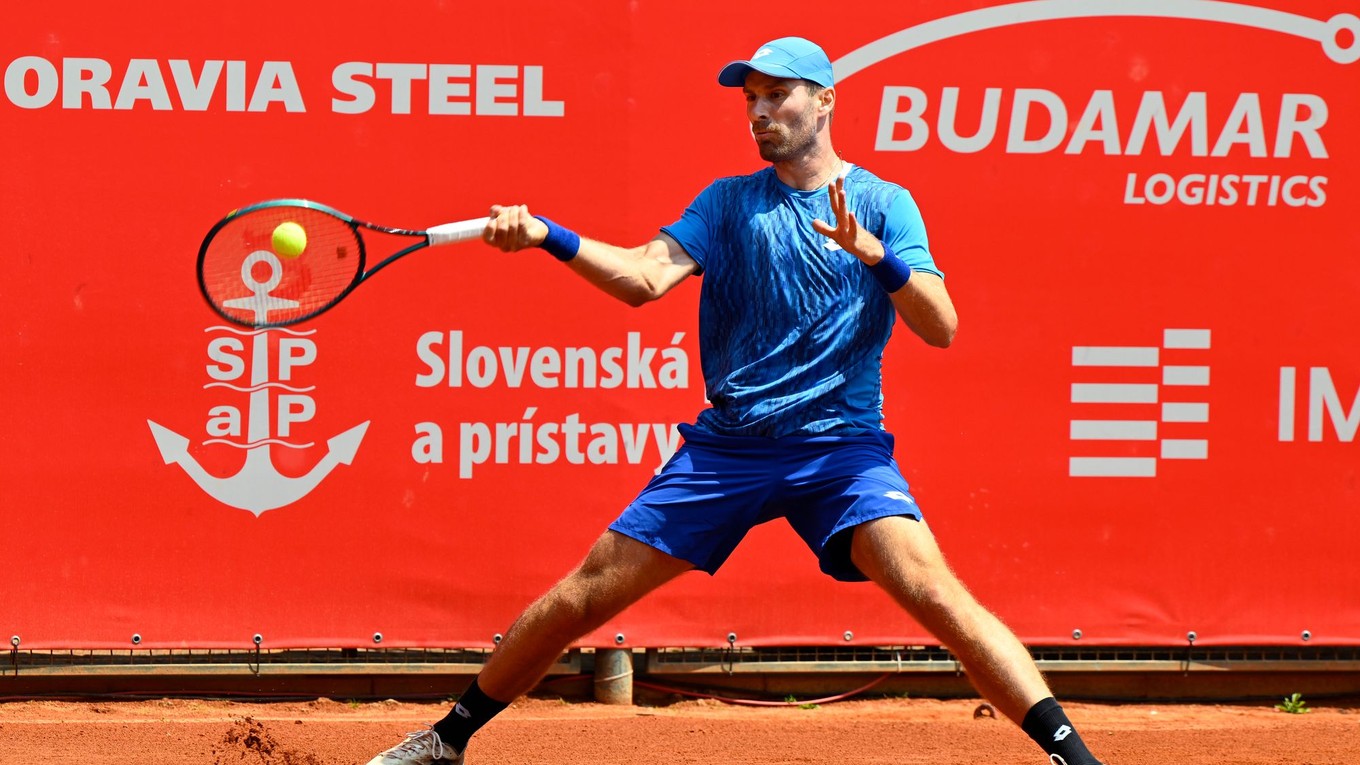 Slovenský tenista Norbert Gombos odvracia úder Matsa Rosenkranza z Nemecka.