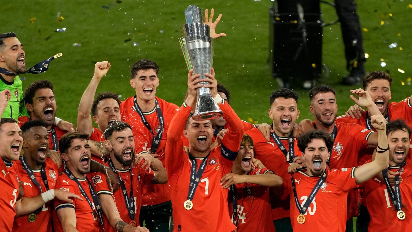 Kapitán Portugalska Cristiano Ronaldo drží trofej pre víťazov Ligy národov UEFA.