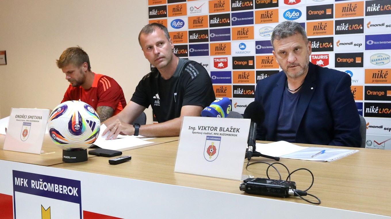 Zľava kapitán Ján Hladík, hlavný tréner Ondřej Smetana a športový riaditeľ Viktor Blažek.