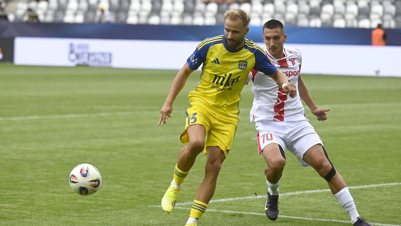 Na snímke zľava Matej Jakúbek (Košice) a Franko Sabljič (Trenčín).