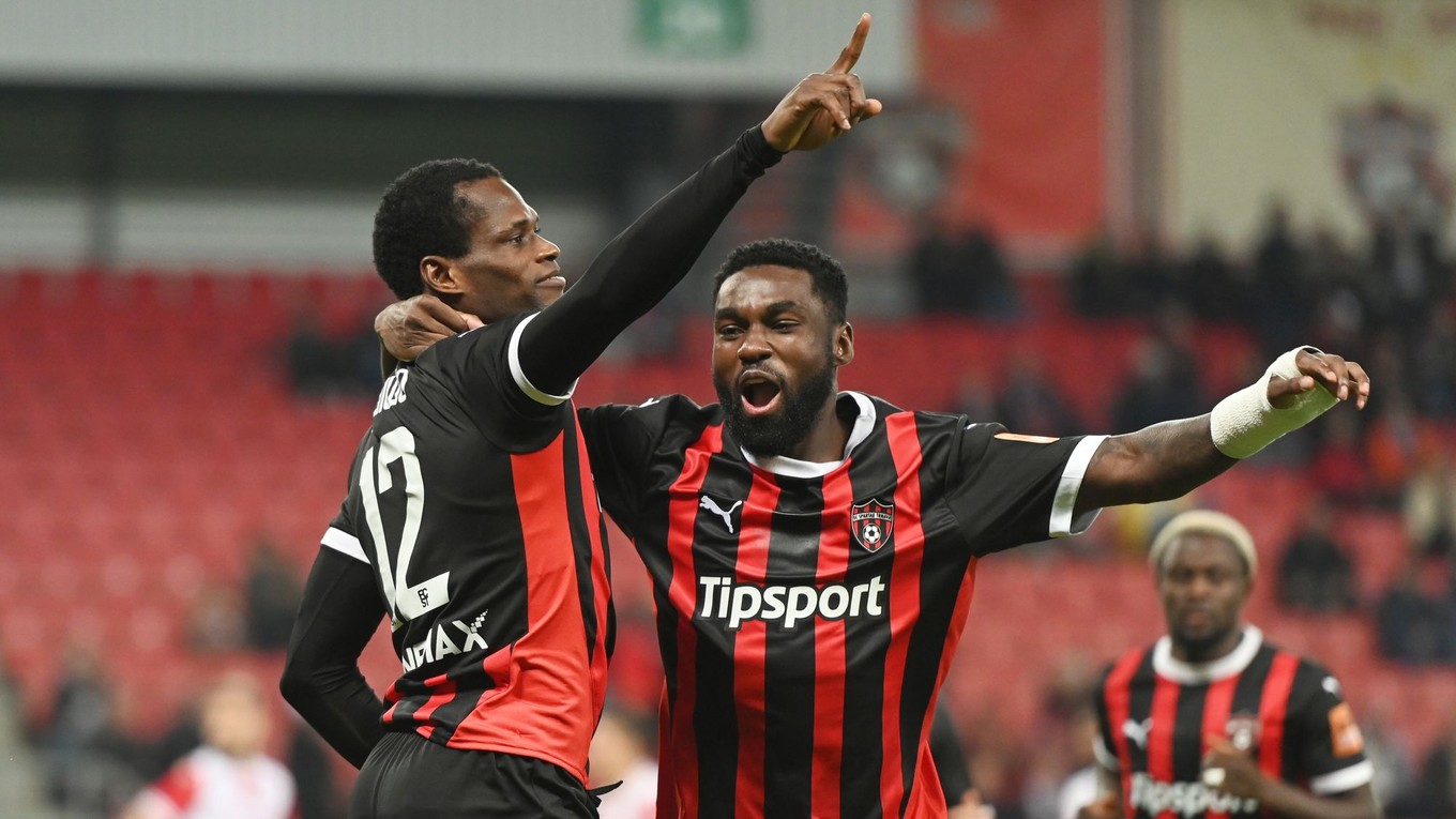 Abdulrahman Taiwo (vľavo) a Patrick Nwadike sa tešia po strelení gólu