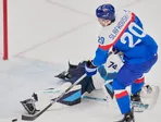 Juraj Slafkovský strieľa gól v zápase Slovensko - Fínsko na ZOH 2026. 