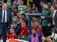 Tréneri Vladimír Weiss st., Brendan Rodgers a na trávniku leží Vladimír Weiss ml. v zápase Celtic Glasgow - ŠK Slovan Bratislava v 1. kole ligovej fázy Ligy majstrov.