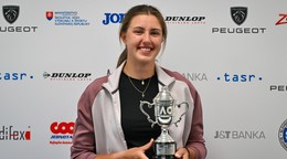 Renáta Jamrichová s víťaznou trofejou z Australian Open 2024.