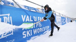 Pracovník odpratáva sneh v cieľovej rovinke pretekov super-G žien Svetového pohára v alpskom lyžovaní v talianskom stredisku Val di Fassa. 
