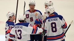 Brady Tkachuk oslavuje so spoluhráčmi gól v zápase USA - Kazachstan na MS v hokeji 2024. 