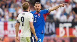 Denis Vavro a Harry Kane v zápase Slovensko - Anglicko v osemfinále EURO 2024.