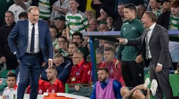 Tréneri Vladimír Weiss st., Brendan Rodgers a na trávniku leží Vladimír Weiss ml. v zápase Celtic Glasgow - ŠK Slovan Bratislava v 1. kole ligovej fázy Ligy majstrov.