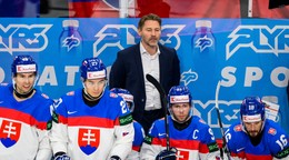 Tréner Slovenska Vladimír Országh v zápase proti Rakúsku na MS v hokeji 2025. 