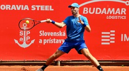 Slovenský tenista Norbert Gombos odvracia úder Matsa Rosenkranza z Nemecka.