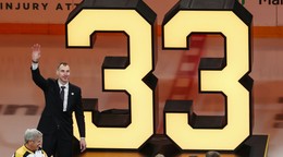 Zdeno Chára počas vyradenia jeho čísla 33.