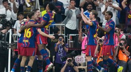Futbalisti FC Barcelona sa tešia z gólu v zápase proti Realu Madrid.