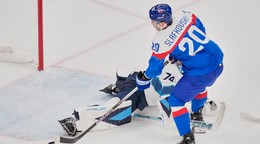 Juraj Slafkovský strieľa gól v zápase Slovensko - Fínsko na ZOH 2026. 