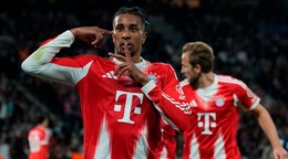 Hráč Bayernu Michael Olise (vľavo) oslavuje gól
