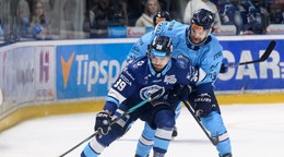 Na snímke zľava Jakub Lacka (Nitra) a Liam Pecararo (Bratislava).