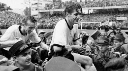 Nemecký kapitán Fritz Walter s trofejou. 