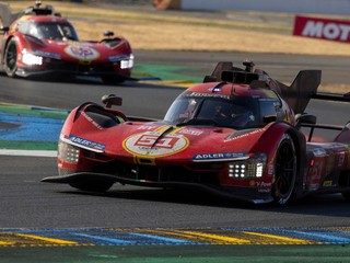 Antonio Giovinazzi a Alessandro Pier Guidi (Ferrari) na 24 hodín Le Mans.