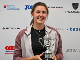Renáta Jamrichová s víťaznou trofejou z Australian Open 2024.