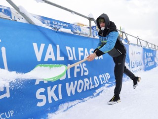 Pracovník odpratáva sneh v cieľovej rovinke pretekov super-G žien Svetového pohára v alpskom lyžovaní v talianskom stredisku Val di Fassa. 