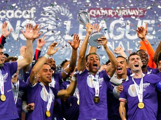 Futbalisti USA oslavujú triumf.