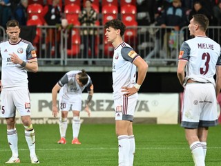 Na snímke smutní hráči Podbrezovej po skončení odvetného zápasu semifinále Slovnaft Cup-u medzi FK Železiarne Podbrezová a FC Spartak Trnava.