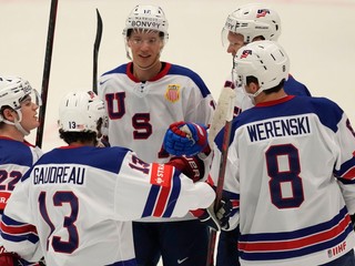 Brady Tkachuk oslavuje so spoluhráčmi gól v zápase USA - Kazachstan na MS v hokeji 2024. 