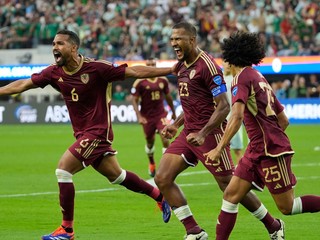 Salomon Rondon (v strede) sa so spoluhráčmi teší po strelenom góle v zápase Venezuela - Mexiko na Copa América 2024.