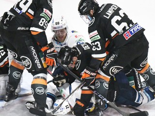 Šarvátka v zápase HC Košice - HK Nitra v 7. finále play-off Tipos extraligy.