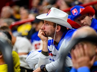 Smutný slovenský fanúšik počas zápasu proti Kanade na MS v hokeji 2025.