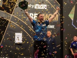Luke Humphries oslavuje víťazstvo v Premier League of Darts. 