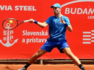 Slovenský tenista Norbert Gombos odvracia úder Matsa Rosenkranza z Nemecka.