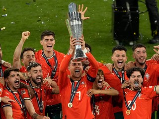 Kapitán Portugalska Cristiano Ronaldo drží trofej pre víťazov Ligy národov UEFA.