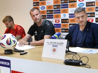 Zľava kapitán Ján Hladík, hlavný tréner Ondřej Smetana a športový riaditeľ Viktor Blažek.