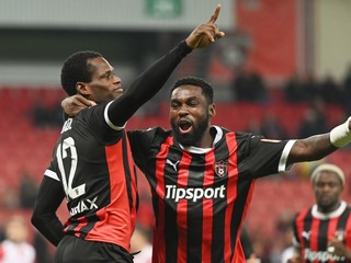 Abdulrahman Taiwo (vľavo) a Patrick Nwadike sa tešia po strelení gólu