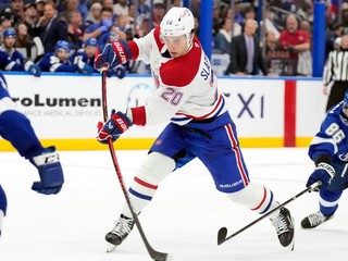 Juraj Slafkovský (uprostred) strieľa gól, vpravo ho bráni hráč Tampy Nikita Kučerov