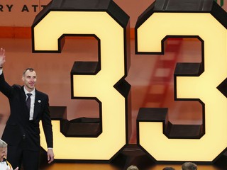 Zdeno Chára počas vyradenia jeho čísla 33.