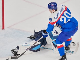 Juraj Slafkovský strieľa gól v zápase Slovensko - Fínsko na ZOH 2026. 