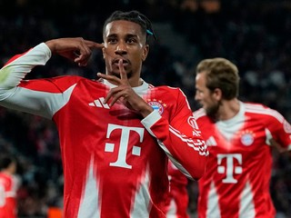 Hráč Bayernu Michael Olise (vľavo) oslavuje gól