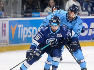 Na snímke zľava Jakub Lacka (Nitra) a Liam Pecararo (Bratislava).